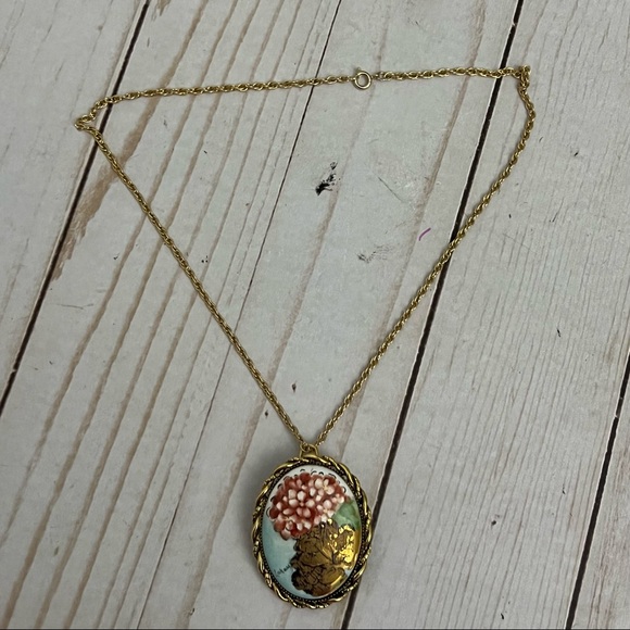 Vintage Hand Painted Beautiful Floral Abstract Pendant/Necklace - Picture 7 of 11